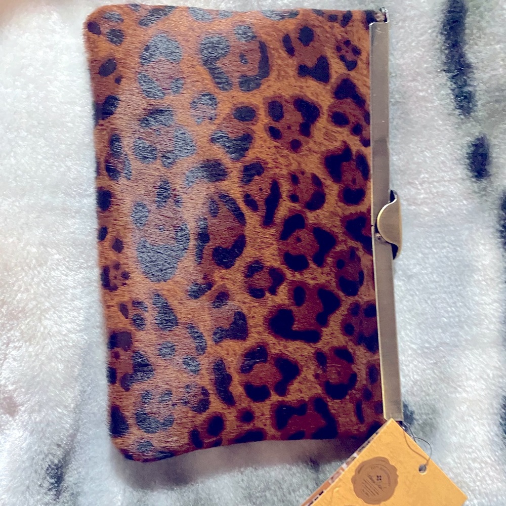 Leopard clutch